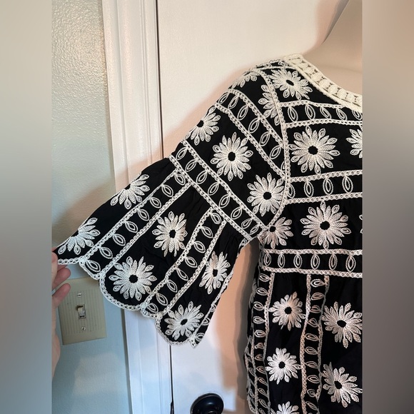 Indigo Poppy Black and White Embroidered Floral Top Size M #1798 - Picture 5 of 8